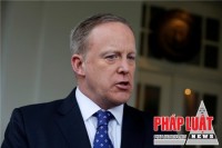 Người phát ngôn Nhà Trắng Sean Spicer phát biểu trước báo giới ở bên ngoài Nhà Trắng tại Washington ngày 6-3-2017 - Ảnh: Reuters