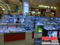 Mặc dù đã tung ra chiêu khuyến mãi hấp dẫn nhưng những nhãn hàng cao cấp vẫn vắng khách