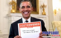 Tháng 12/2013, ông Obama cầm tấm biển cổ vũ người Mỹ tham gia Obamacare. Trên tấm biển viết: "Không ai đáng bị khánh kiệt chỉ vì họ ngã bệnh". Ảnh: Nhà Trắng.
