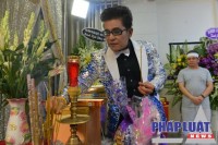 Nghệ sĩ Thanh Bạch thắp nén nhang tiễn đưa nghệ sĩ Thanh Sang - Ảnh: DUYÊN PHAN