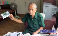 Ông Lãng đưa ra những bức ảnh vườn cây nhà ông bị phá hoại khi ông đi tố cáo.