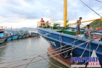 Những chiếc tàu vỏ thép bị gỉ, hỏng máy bất đắc dĩ phải nằm bờ chờ kết luận của các cơ quan chức năng - Ảnh: THÁI THỊNH