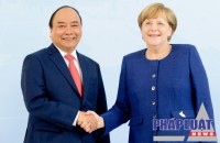 Thủ tướng Nguyễn Xuân Phúc và Thủ tướng Angela Merkel tại Hamburg tối 6-7, giờ địa phương. Ảnh: AFP