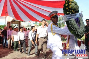 Người dân đến viếng các anh trở về tại nghĩa trang liệt sĩ Đại Lộc (Quảng Nam) - Ảnh: UYÊN TRINH