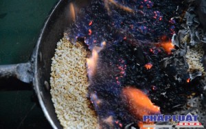 Người dân vùng lũ hoang mang vì nhận quà cứu trợ là gạo có dấu hiệu lạ