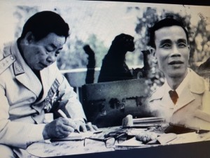 Ảnh Thiếu tướng Chu Văn Tấn, Chánh án phiên tòa và Thiếu tướng Trần Tử Bình, đại diện Chính phủ, ngồi ghế Công cáo ủy viên