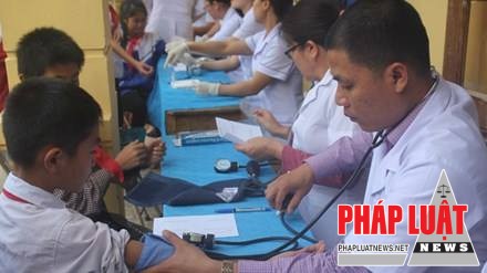 Bác sĩ khám sàng lọc cho học sinh sau khi 20 em bị phát hiện viêm cầu thận ở Nghệ an. Ảnh TPO