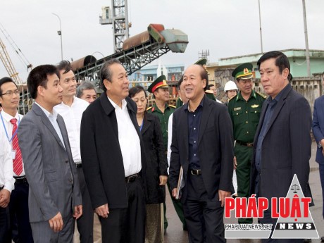 Trong chuyến công tác tại Bình Định, Ủy viên Bộ Chính trị- Phó Thủ tướng Chính phủ Trương Hòa Bình yêu cầu các ngành chức năng nhanh chóng vào cuộc xử lý vụ việc. (Ảnh: Dũ Tuấn)