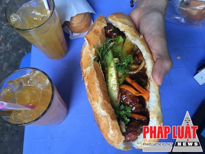 Cận cảnh ổ bánh mì thịt nướng được vinh danh trong top 12 món ăn vỉa hè ngon nhất thế giới.