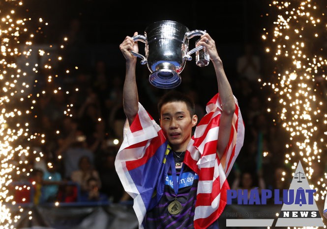 Lee Chong Wei nâng cao chiếc cúp vô địch Giải cầu lông toàn Anh. Ảnh: REUTERS