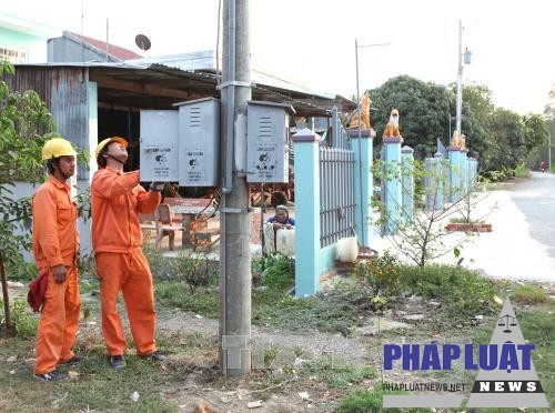 Công nhân Công ty Điện lực An Giang kiểm tra kỹ thuật lưới điện nông thôn. Ảnh: Ngọc Hà/TTXVN