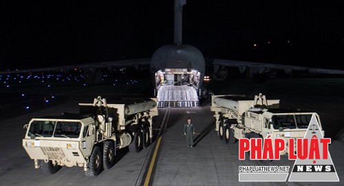 Một phần hệ thống phòng thủ tên lửa tầm cao giai đoạn cuối (THAAD) đến Hàn Quốc ngày 6/3. Ảnh: Yonhap