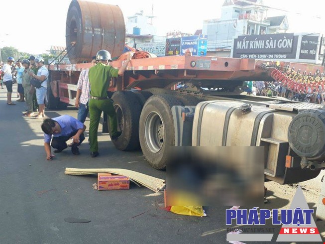 Qua ngã tư hỏng đèn tín hiệu, bị container tông chết