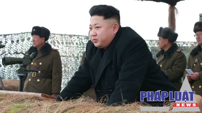 Nhà lãnh đạo Triều Tiên Kim Jong Un thị sát một cuộc tập trận. Dưới thời ông Kim, Triều Tiên thử tên lửa nhiều nhất từ trước đến nay - Ảnh: Reuters