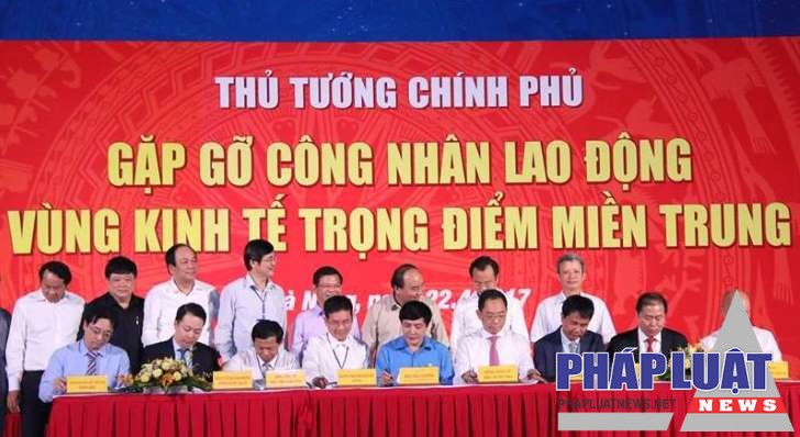  Thủ tướng Nguyễn Xuân Phúc chứng kiến lễ ký kết hợp tác nhằm hỗ trợ đi lại và giảm giá vé máy cho công nhân lao động trên cả nước giữa Tổng Liên đoàn Lao động Việt Nam và Jetstar Pacific. (Ảnh: Jetstar cung cấp)