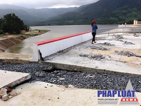 Hồ Suối Hành ở TP Cam Ranh, một công trình do Công ty Thủy lợi Nam Khánh Hòa quản lý, bị hư hỏng nặng chỉ sau một thời gian sửa chữa. Ảnh: TL