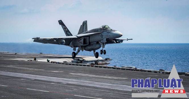 Một chiến đấu cơ cất cánh trên tàu sân bay USS Carl Vinson khi di chuyển về hướng bán đảo Triều Tiên hôm 10.4REUTERS