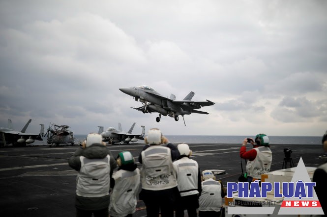 Chiến đấu cơ F18 sắp đáp trên tàu sân bay USS Carl Vinson - Ảnh: Reuters