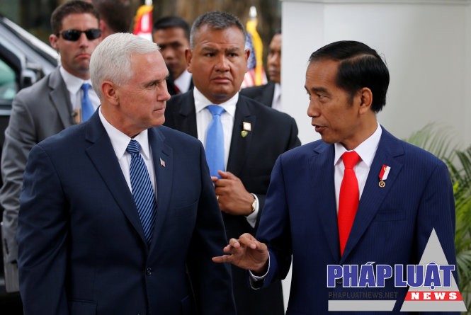 Phó tổng thống Mỹ Mike Pence (trái) trao đổi với Tổng thống nước chủ nhà Indonesia Joko Widodo ngày 20-4 - Ảnh: Reuters