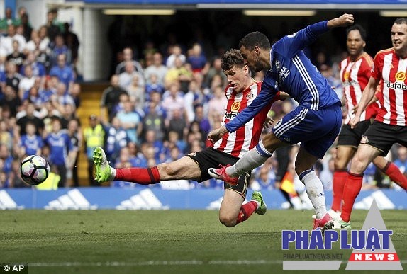 Chelsea (áo xanh) thắng 5-1 ở trận nhận Cúp vô địch