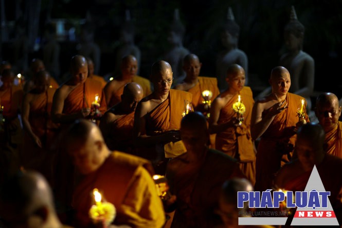 Các nhà sư Thái Lan cầu nguyện nhân dịp lễ Phật đản tại chùa Wat Yai Chai Mongkhon ở Ayutthaya - Ảnh: Reuters