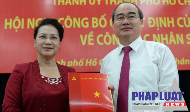Chủ tịch Quốc hội Nguyễn Thị Kim Ngân trao quyết định cho tân Bí thư Thành ủy TP.HCM Nguyễn Thiện Nhân - Ảnh: THUẬN THẮNG