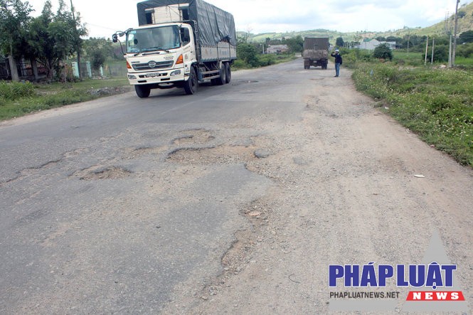 Quốc lộ 19, đoạn ngang qua huyện Đăk Pơ (Gia Lai) bị hư hỏng, bong tróc nhiều năm chưa được sửa chữa - Ảnh: ĐÔNG HÀ