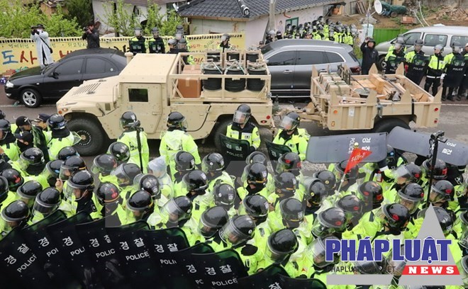 Xe chở hệ thống THAAD vào khu vực lắp đặt ở Seongju ngày 26/4. (Nguồn: AFP/TTXVN)