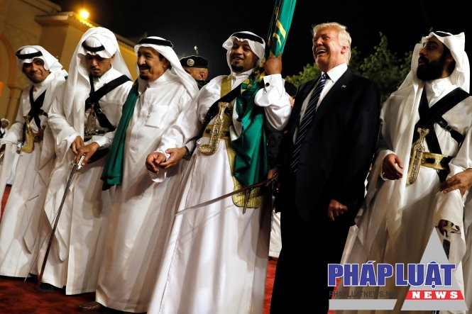 Tổng thống Mỹ Donald Trump (vest đen) tỏ ra vui vẻ và thoải mái khi đến ăn tối với Nhà vua Saudi Arabia Salman (thứ 3 từ trái sang). Ông Trump được tiếp đón nồng hậu hơn người tiền nhiệm Barack Obama - Ảnh: Reuters