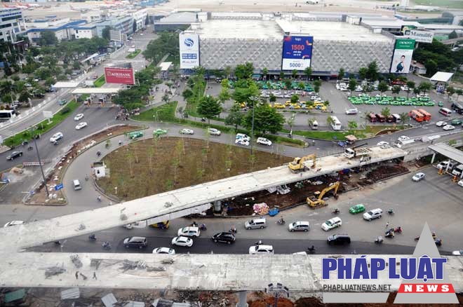 Cầu vượt tại giao lộ Trường Sơn và nhánh đường Tân Sơn Nhất - Bình Lợi - Vành đai ngoài (quận Tân Bình) được xây hình chữ Y gồm một nhánh dẫn vào nhà ga quốc tế dài và một nhánh dẫn vào nhà ga quốc nội.