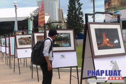 Du khách tham quan triển lãm ảnh tại Festival biển Nha Trang. Ảnh ĐÌNH VĂN