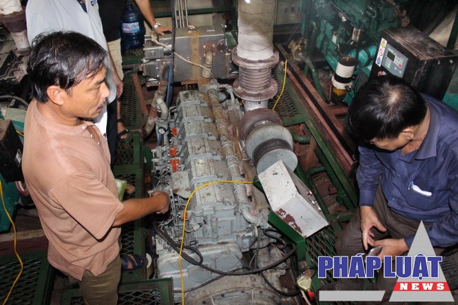 Kiểm tra máy trên tàu vỏ thép của ngư dân Nguyễn Văn Lý (Bình Định) - Ảnh: THÁI THỊNH