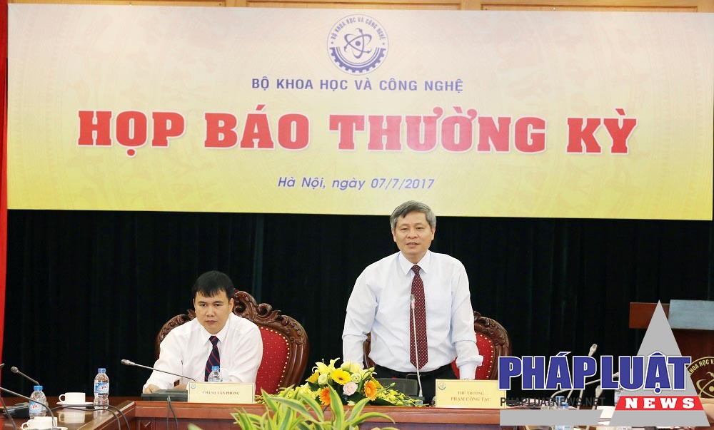 Thứ trưởng Phạm Công Tạc chủ trì buổi họp báo.