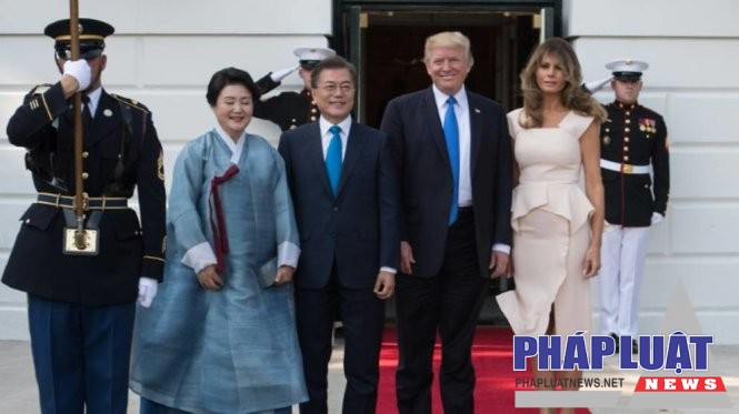 Tổng thống Mỹ Donald Trump cùng Đệ nhất phu nhân Melania đón tiếp tổng thống Hàn Quốc Moon Jae In và vợ tại Nhà Trắng - Ảnh: AFP