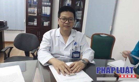 PGS.TS Lê Hữu Doanh, Phó Giám đốc Bệnh viện Da Liễu Trung ương trao đổi với PV.