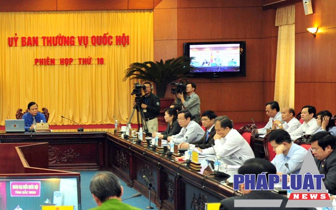 Phóng viên tác nghiệp tại một kỳ họp của UBTVQH năm 2013 ẢNH: NGỌC THẮNG