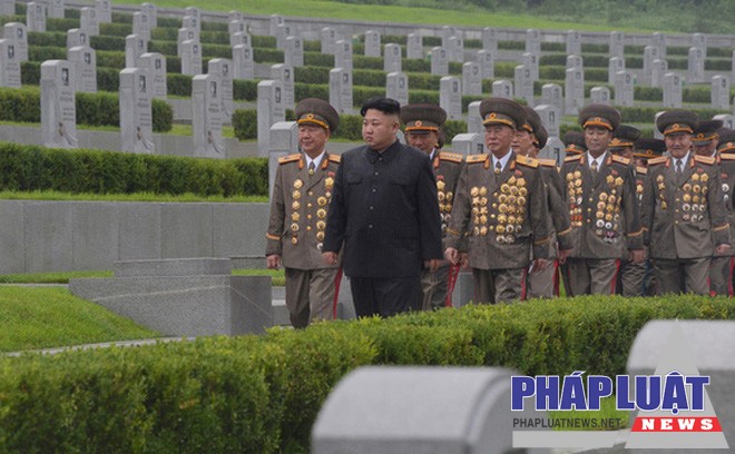 Nhà lãnh đạo Kim Jong-un viếng nghĩa trang chiến tranh nhân kỷ niệm 64 năm khép lại chiến tranh Triều Tiên. Ảnh được công bố ngày 28-7. Ảnh: Reuters