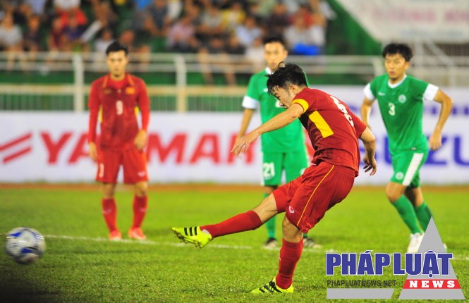 Xuân Trường sút penalty nâng tỉ số lên 5-0 cho U-22 VN. Ảnh: S.H