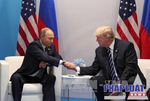 Cái bắt tay giữa Tổng thống Nga Vladimir Putin (trái) và Tổng thống Mỹ Donald Trump (phải) tại cuộc gặp ở Hamburg, Đức ngày 7/7. Ảnh: EPA/TTXVN