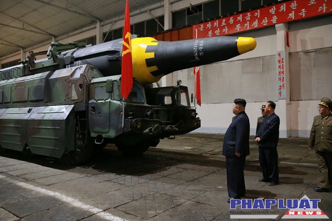 Lãnh đạo CHDCND Triều Tiên Kim Jong-un thị sát tên lửa Hwasong-12