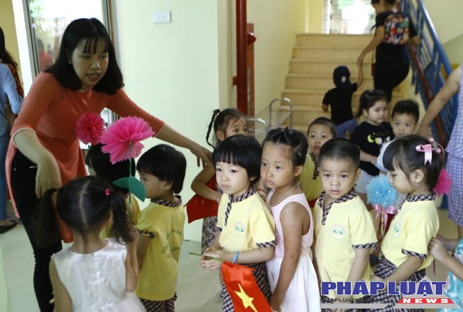 Thang bảng lương trong ngành giáo dục đang thấp so với yêu cầu, nhất là giáo viên mầm non. (Trong ảnh: Giáo viên mầm non một trường công lập đang cho các em đi tập thể dục trong lớp). Ảnh: Ngọc Châu.