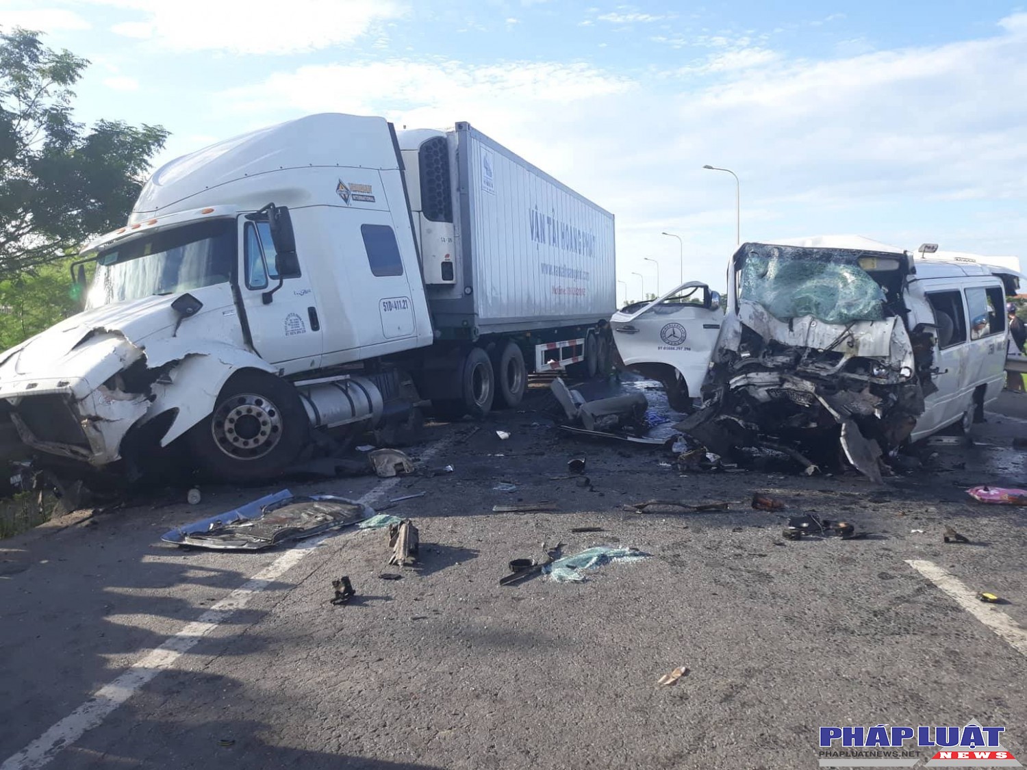 Tai nạn 13 người chết: Người nhà chú rể kể phút xe khách tông xe container