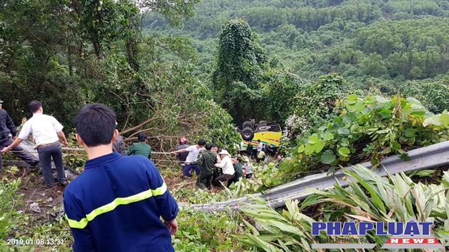 Xe khách rơi trên đèo Hải Vân, 23 người bị nạn