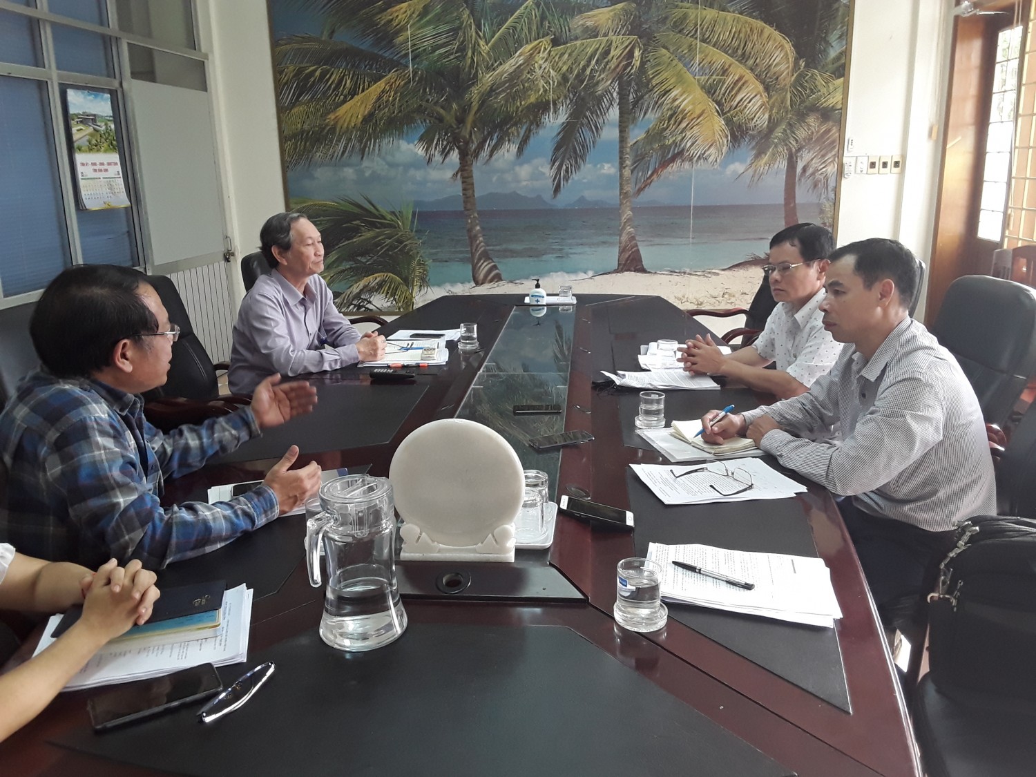 Ông Hồ Việt Mỹ - Giám đốc và ông Lê Thành Ấn – Trưởng khoa NTM BVĐK Bình Định tại buổi làm việc với PV. 