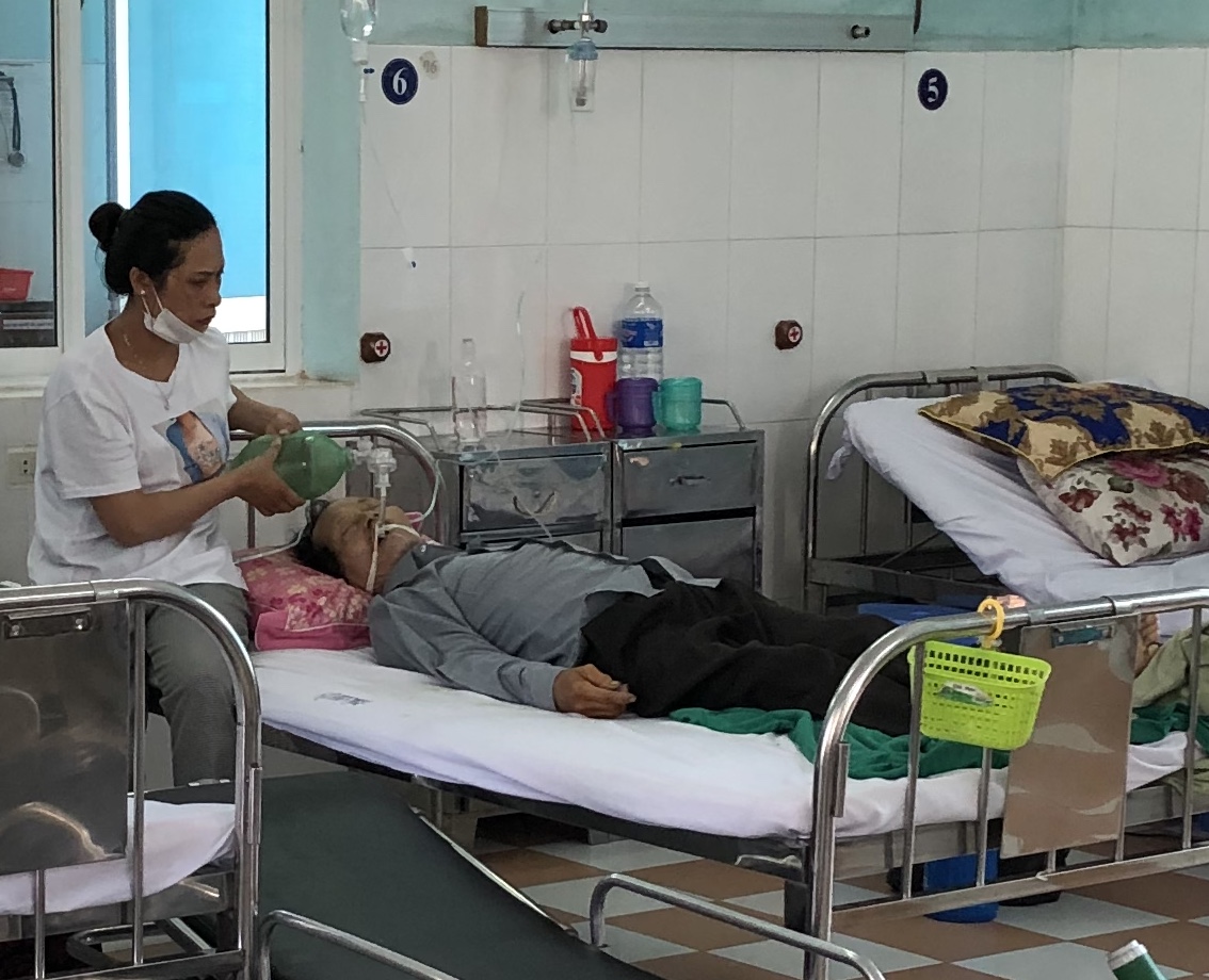 BN Nguyễn Hùng Châu, 67 tuổi, trú 284 Tăng Bạt Hổ, TP Pleiku, tỉnh Gia Lai bị tử vong ngay trong phòng điều trị trước sự chứng kiến của các bệnh nhân điều trị nội khoa. Trong ảnh, người nhà bệnh nhân đang ngồi bóp bóng trong sự tuyệt vọng.
