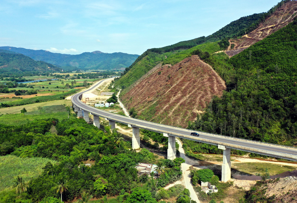 Phần lớn các DA thành phần cao tốc Bắc – Nam dài hơn 650 km nói trên được xây dựng mới, đồng bộ và nằm gọn trong địa bàn 14 tỉnh, thành phố khu vực miền Trung.